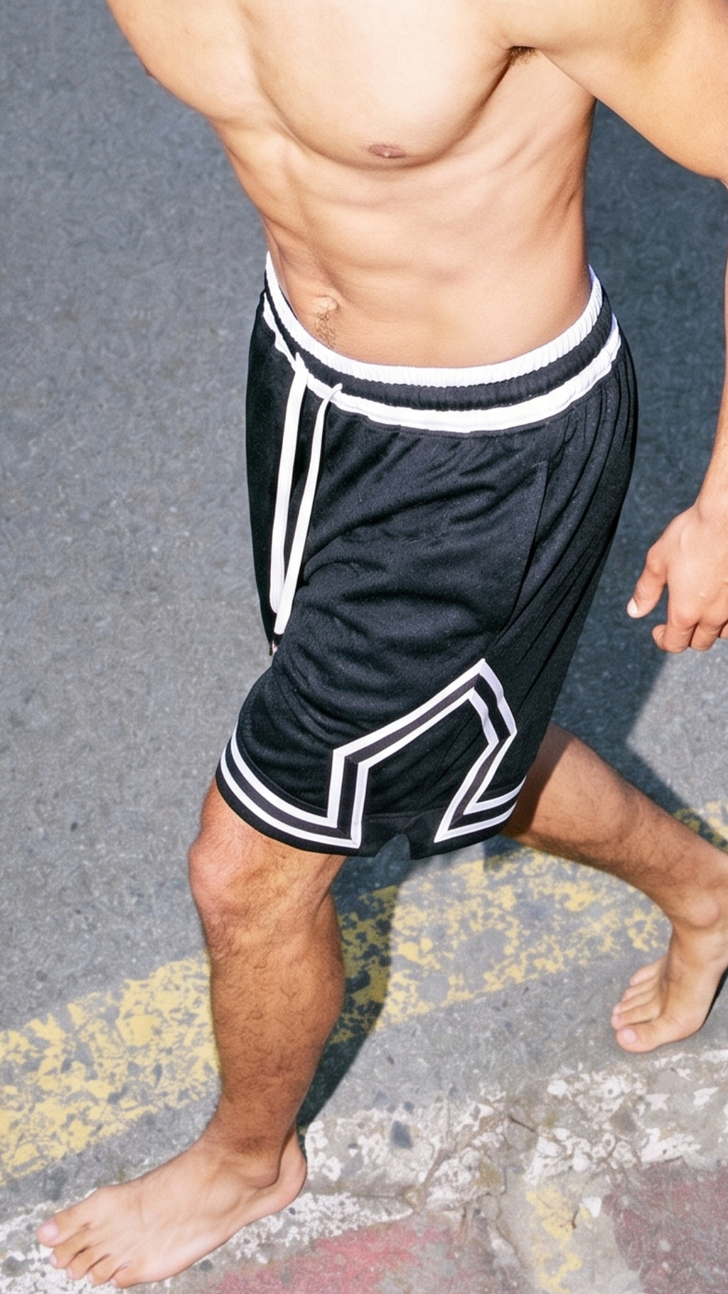 Short Noir JOJO porté sur terrain de basket extérieur