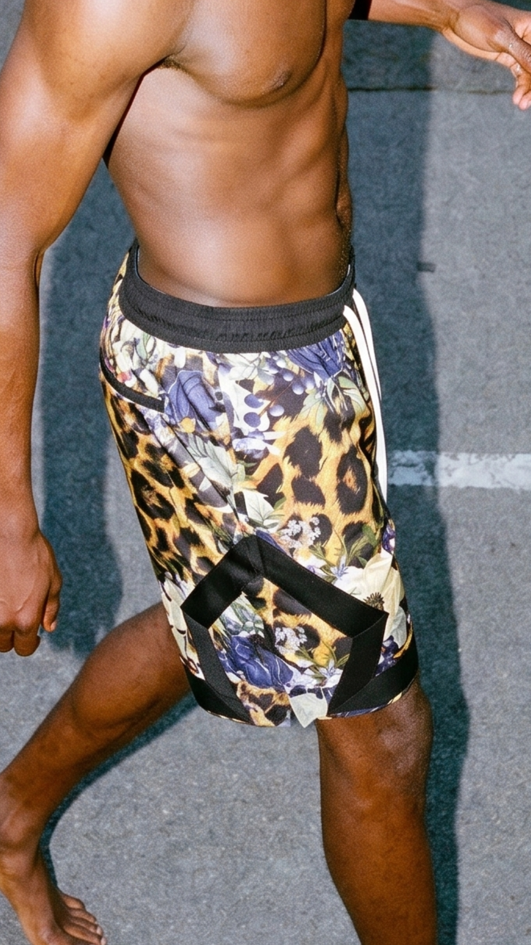 Short Léopard JOJO porté en mouvement sur terrain extérieur