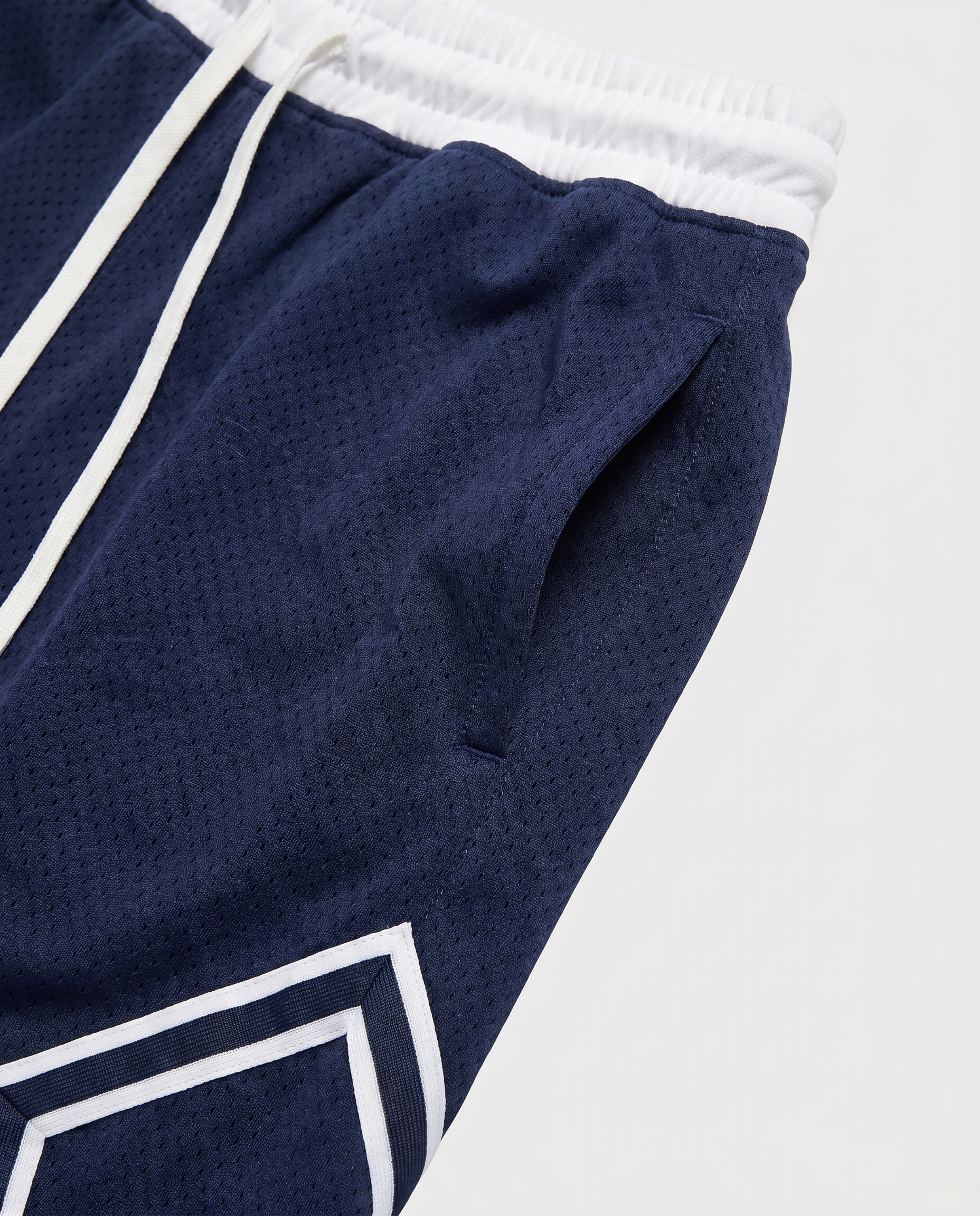 Short Bleu Royal JOJO — détail bande latérale blanche