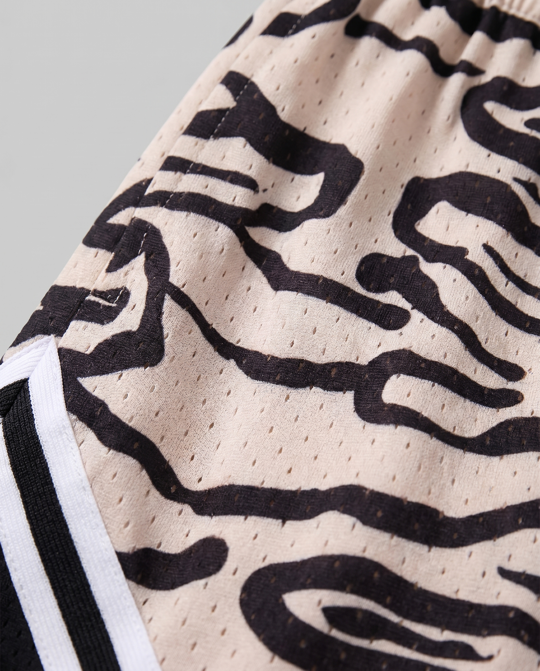 Short Tigre JOJO — détail bande latérale et finitions