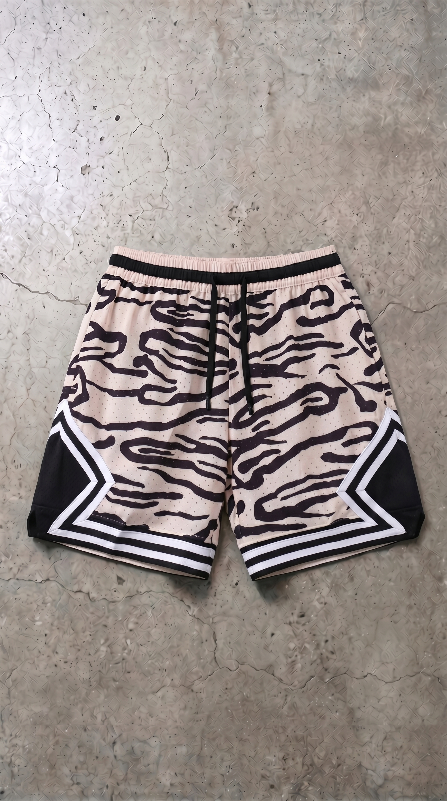 Short Tigre JOJO — imprimé tigre orange et noir, fond béton